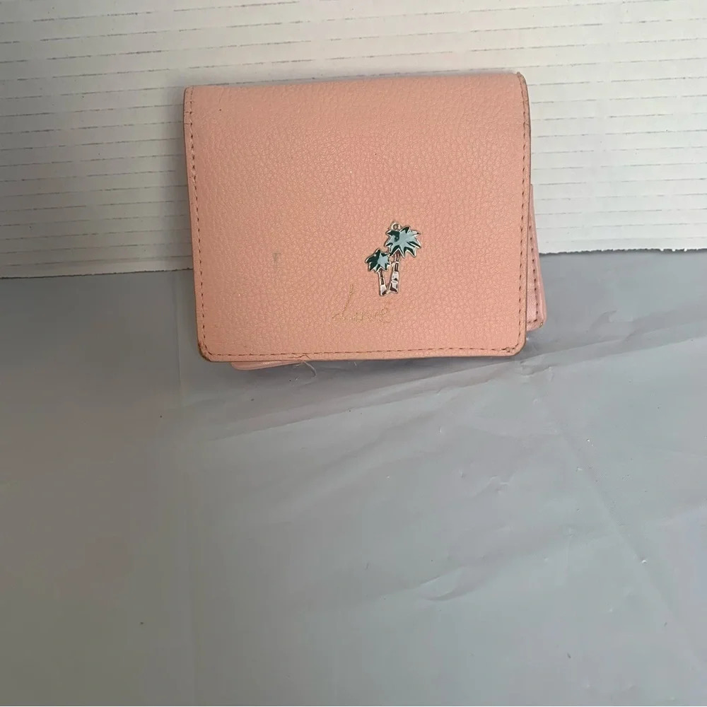 🌴 Retro-Style Pink Wallet with Palm Tree - Keep Your Essentials in Style!  🌴